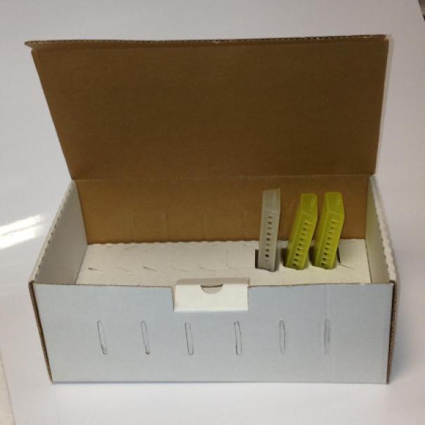 Scatola per spedizione con divisori interni e asole di ventilazione