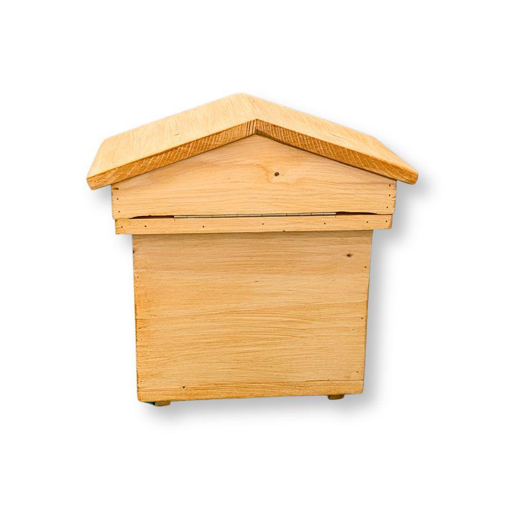 cassetta postale in legno artigianale a forma di arnia vista posteriore cassetta porta lettere artigianale in legno a forma di arnia vista posteriore