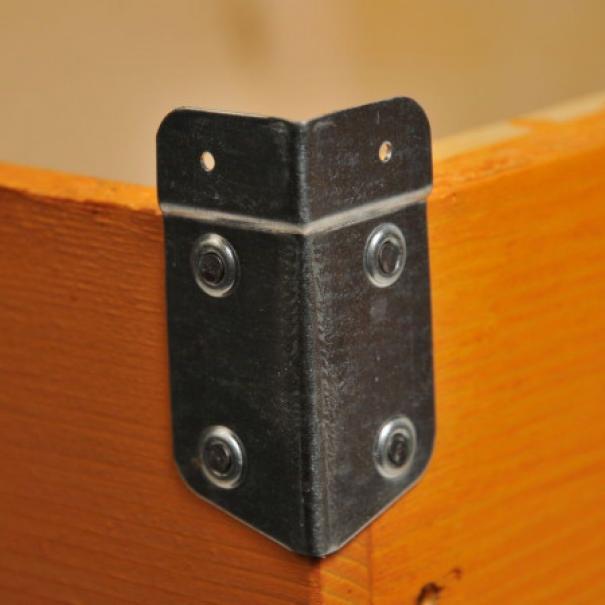 Installazione angolare su angolo arnia in legno